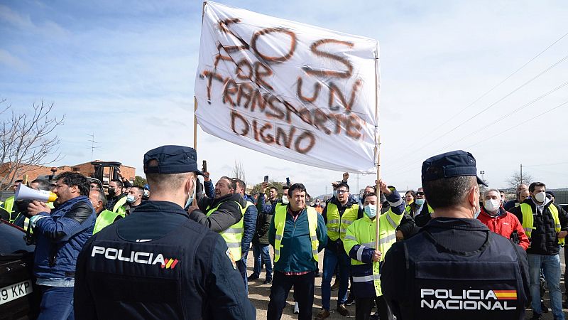 El Gobierno cree que la "ultraderecha" alienta la huelga del transporte mientras la oposición critica su "inacción"