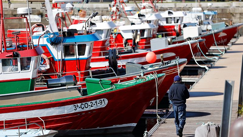 La flota pesquera española permanecerá amarrada hasta el miércoles por la subida del precio del combustible