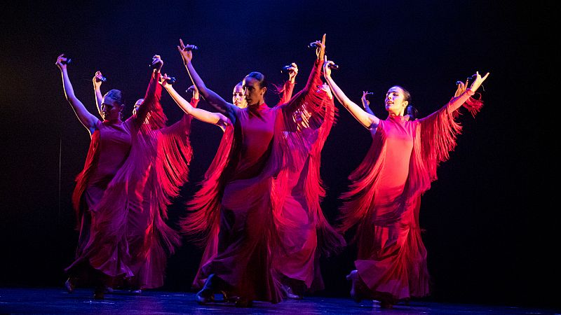 La firma Alvarno viste a las bailarinas de 'Woman', la obra de Aarón Vivancos