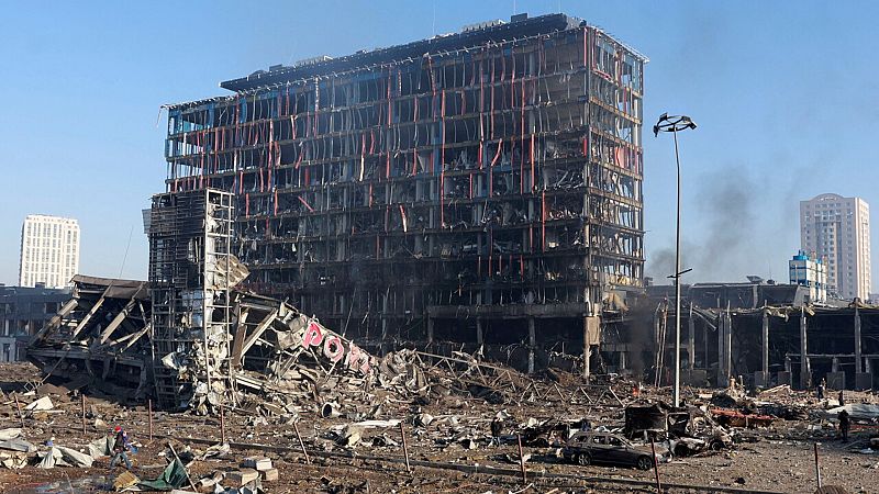 Rusia intensifica los ataques a civiles con el bombardeo a un centro comercial en Kiev