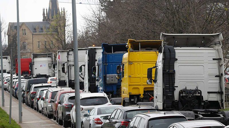 Los transportistas mantienen por octavo día la huelga y las manifestaciones contra la subida de los carburantes