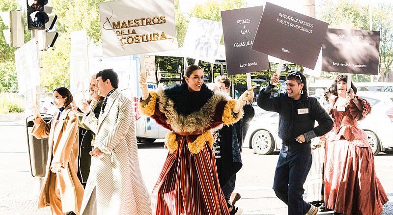 Maestros de la Costura desfila por las calles de Madrid