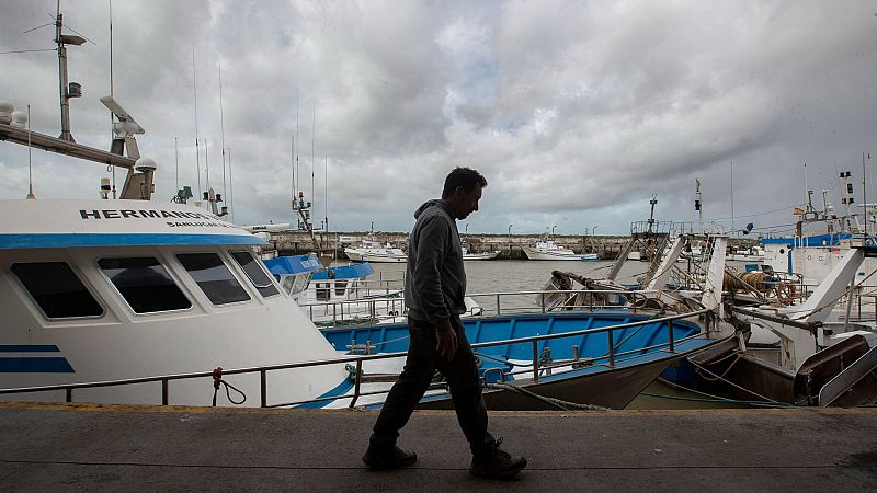 La flota pesquera española se queda amarrada en protesta por el alto precio del gasóleo