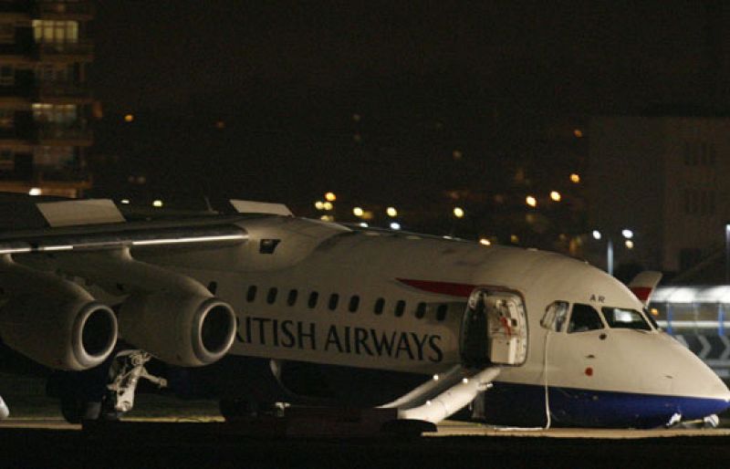 Un avión de pasajeros rompe el tren de aterrizaje sin causar heridos en el aeropuerto de London City