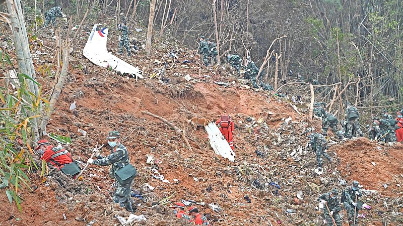 Encuentran una de las cajas negras del avión accidentado en China mientras la lluvia dificulta la búsqueda de las víctimas