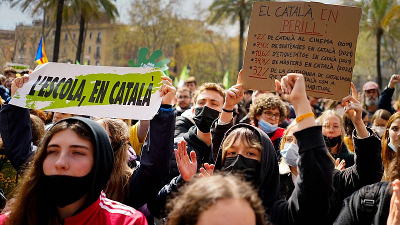 Miles de profesores y estudiantes protestan ante el TSJC contra el 25% de eduación en castellano