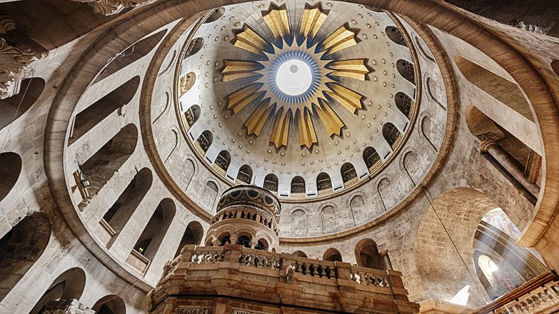 Ésta es la escalera de la iglesia del Santo Sepulcro que nadie ha pisado en 200 años