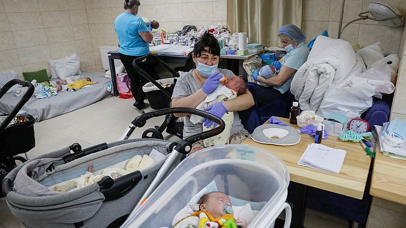 El limbo de los bebés nacidos de madres de alquiler durante la guerra en Ucrania: "Pueden ser objeto de explotación"