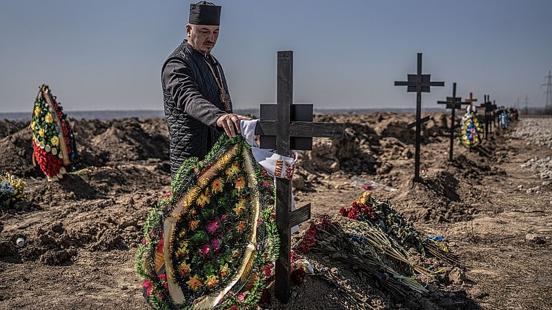 Un cementerio de Dnipro entierra a los militares muertos: "Los familiares prefieren que descansen en un lugar más seguro"