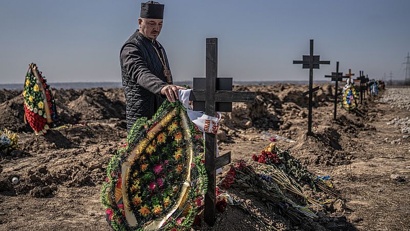 Un cementerio de Dnipro entierra a los militares muertos: "Los familiares prefieren que descansen en un lugar más seguro"