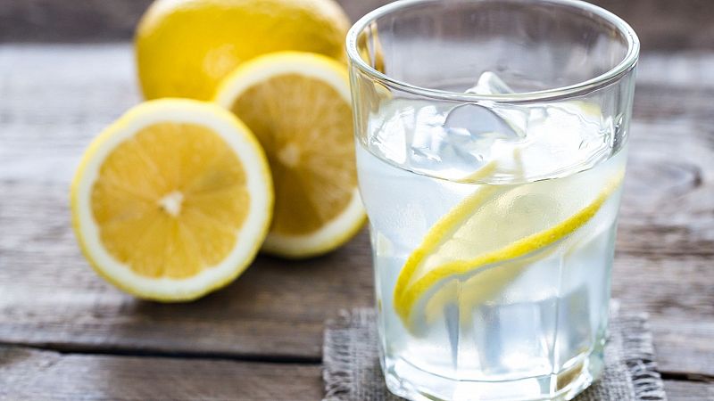 ¿Adelgaza el agua con limón?: beneficios y mitos sobre beber agua