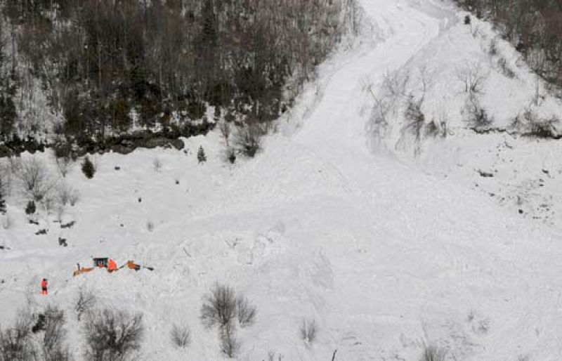 Los aludes mantienen aisladas a 200 personas en el Pirineo oscense