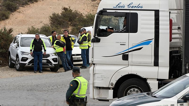 Los transportistas convocantes del paro creen que el acuerdo es una "migaja" y siguen con la movilización