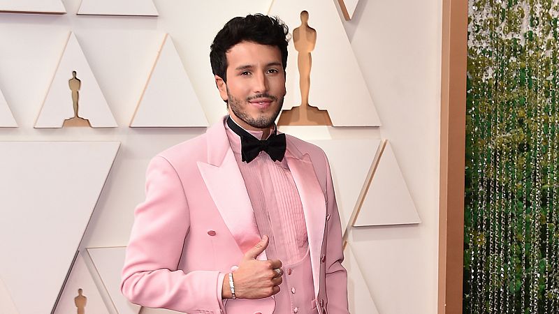 Sebastian Yatra se atreve con un frac rosa chicle de la casa Moschino