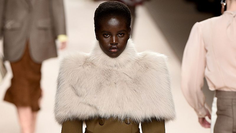 ¿Pieles de animales o pieles sintéticas? ¿Matar animales o contaminar? El debate se calienta