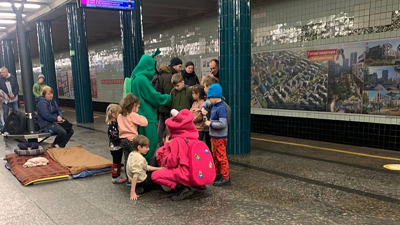 Las risas encapsuladas de los niños en el metro de Kiev: "No saben exactamente qué es la guerra"