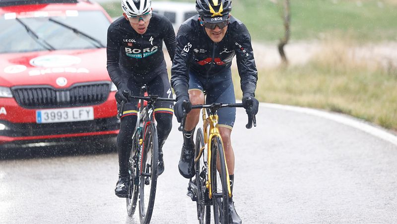 Higuita y Carapaz hacen ciclismo en mayúsculas y dan un vuelco a la Volta a pesar del frío y la lluvia