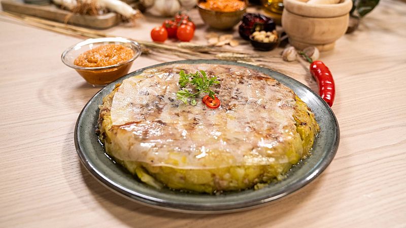 Los hermanos Torres reinterpretan las calçotadas con esta receta de "trinxat" de calçots, romesco y butifarra del perol