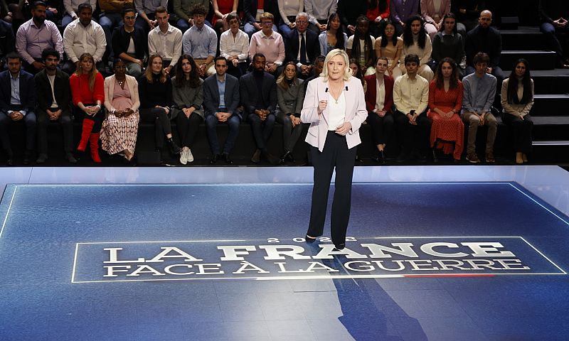 Le Pen sale escoltada de un hotel en plena entrevista en Guadalupe tras la irrupción de un grupo de manifestantes