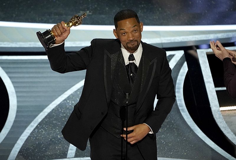 Will Smith llora al recoger el Oscar y pide disculpas... a medias