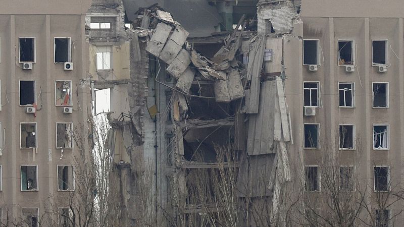 La ofensiva rusa se estanca en casi todos los frentes y Putin exige la rendición a los "nacionalistas" de Mariúpol