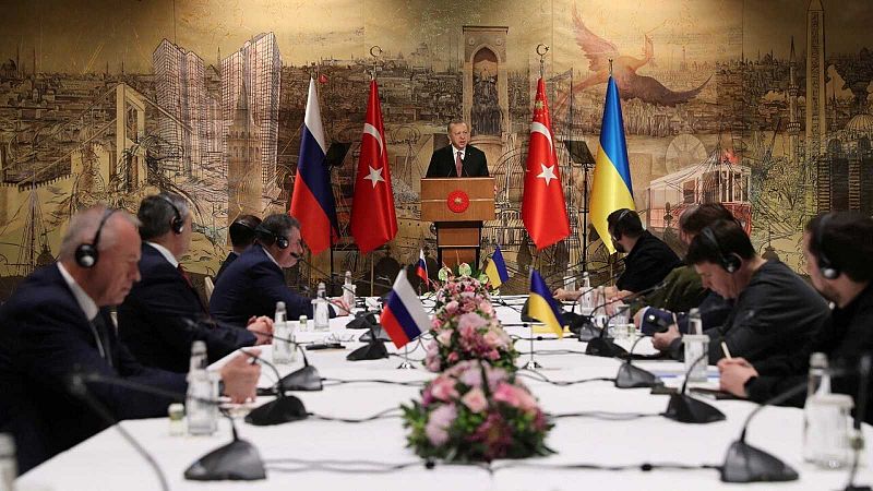 Rusia reducirá su ofensiva en Kiev y Ucrania ofrece renunciar a la OTAN a cambio de garantías de seguridad