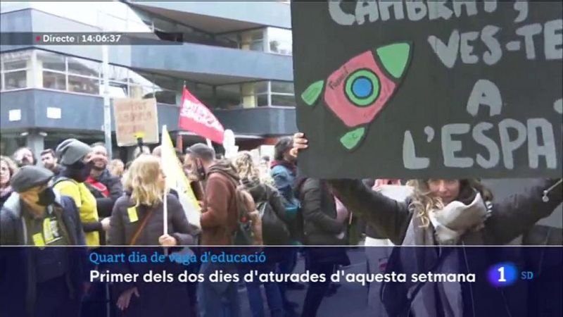 Milers de persones es manifesten al centre de Barcelona en el 4t dia de vaga educativa