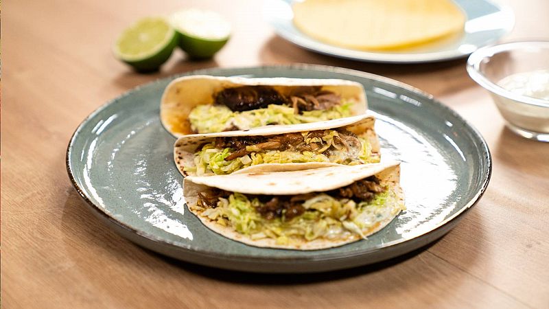 Da del Taco: Receta taco de costilla de cerdo con salsa de yogur y piparras