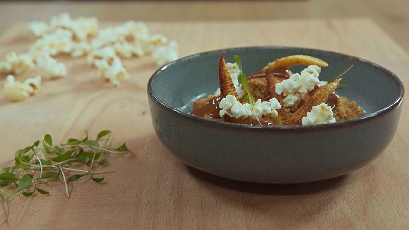 Reinterpretacin de la tarta de santiago receta de bizcocho de maz, helado de caramelo y maz en texturas