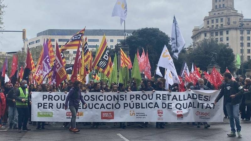 Milers de docents amenacen amb més protestes si no es reverteixen les retallades