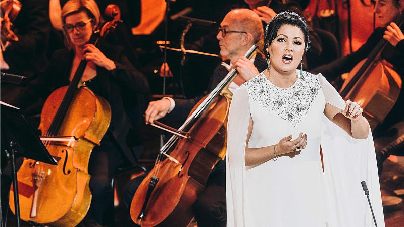 La soprano Anna Netrebko condena la guerra en Ucrania y se desliga de Putin