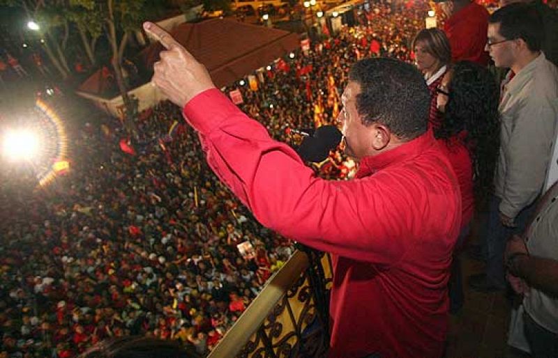 Chávez gana el referendo que le abre la puerta a otros diez años en el poder