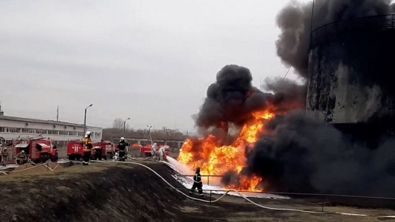 Rusia acusa a Ucrania de atacar por primera vez su territorio con el bombardeo de un depósito de combustible