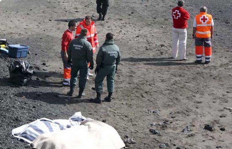 Recuperados los cuerpos de 21 inmigrantes al volcar la patera en la que viajaban en Lanzarote