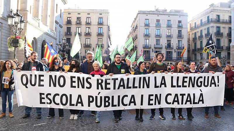 Unes 2.000 persones marxen contra el Govern i en defensa del català