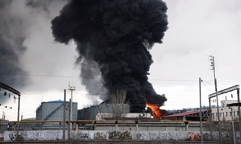Misiles rusos destruyen una refinería en un bombardeo sobre la ciudad ucraniana de Odesa