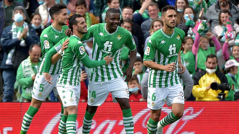 El Betis golea a Osasuna y el Athletic se mantiene en la pugna por Europa