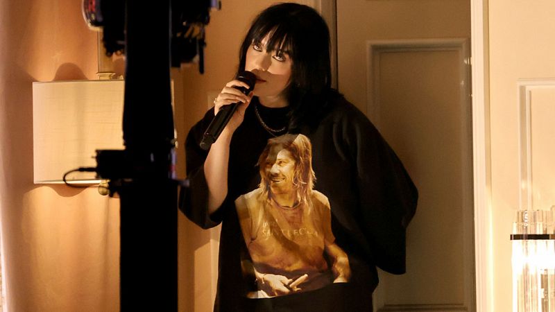 Billie Eilish homenajea a Taylor Hawkins con una camiseta con su cara