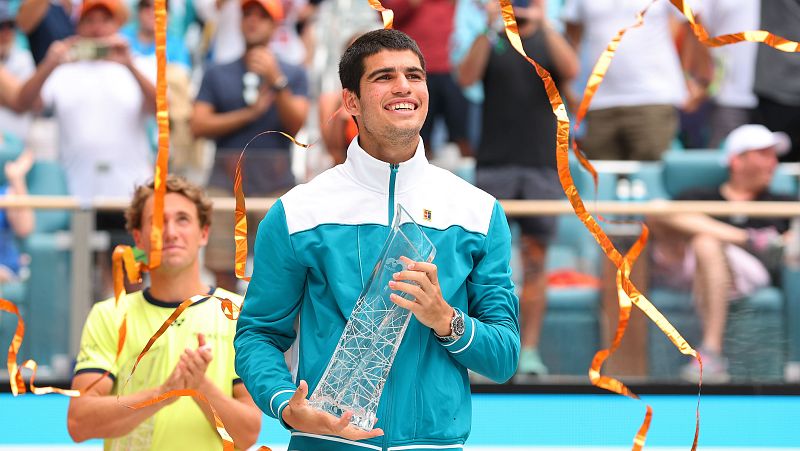 Carlos Alcaraz hace historia tras coronarse rey en Miami