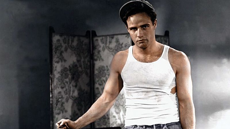 Sudada y sucia, la camiseta de Marlon Brando en 'Un tranvía llamado Deseo' es la prenda más sexi