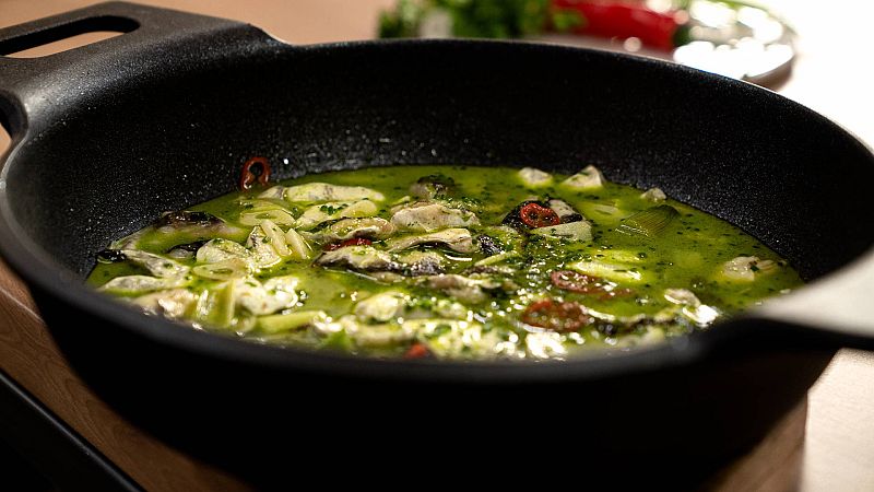 Los hermanos Torres versionan la receta de cocochas de merluza en salsa verde