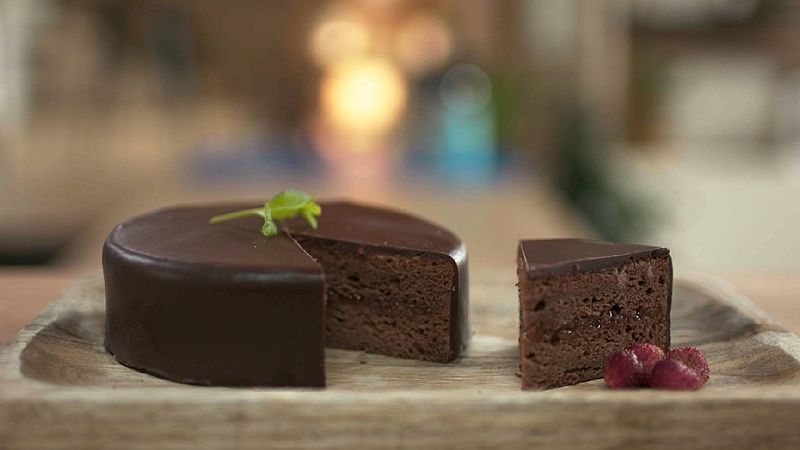 Recetario de postres clásicos: tarta Sacher con mermeleda de albaricoque