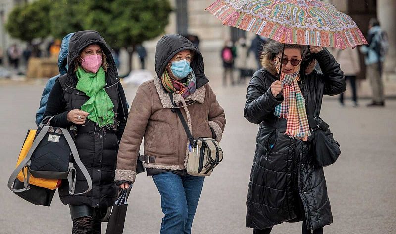 Sanidad plantea quitar la mascarilla en interiores tras Semana Santa salvo en hospitales, residencias y transporte público