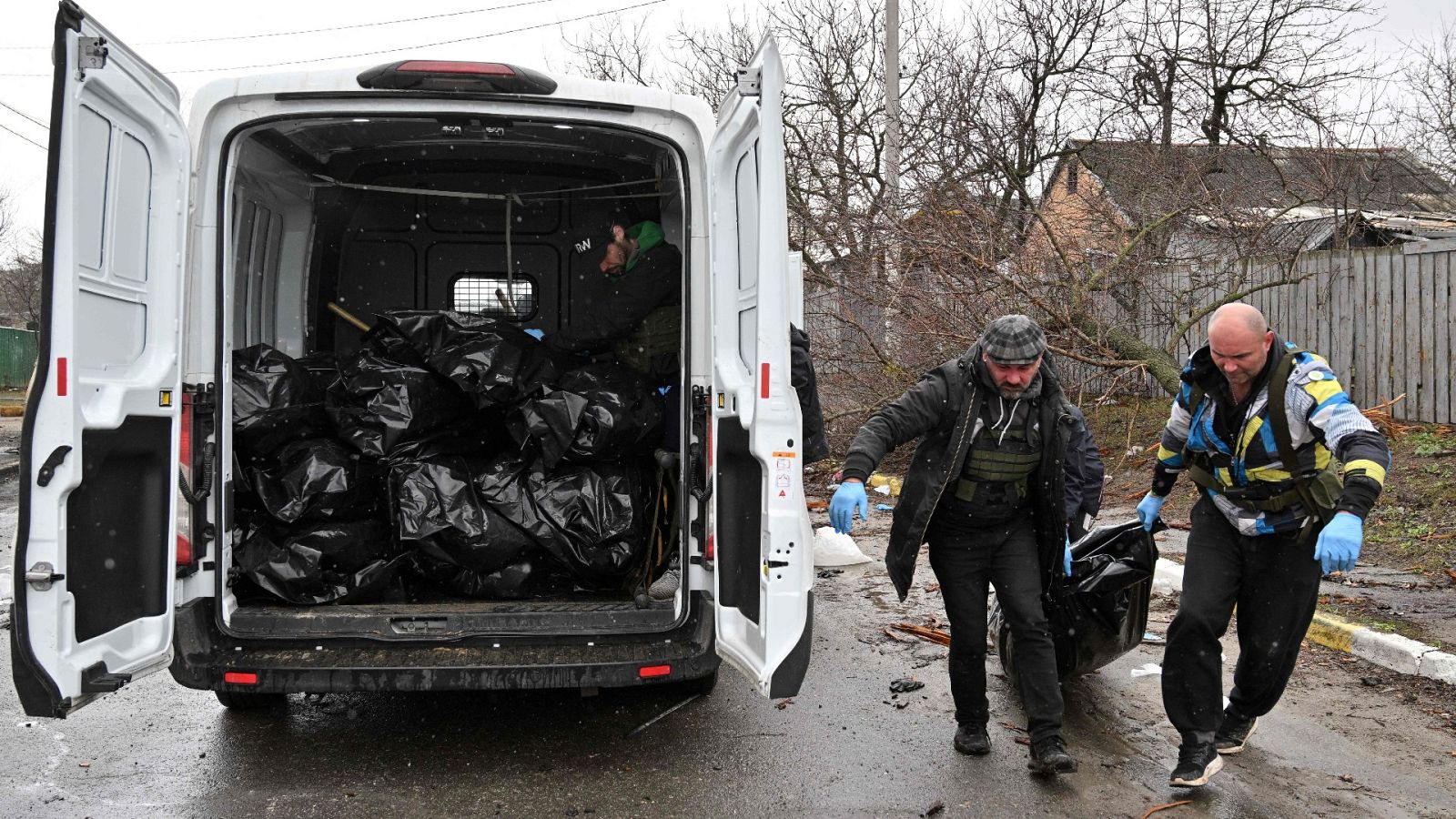 Ucrania asegura que han encontrado 410 cádaveres de civiles en la región de Kiev