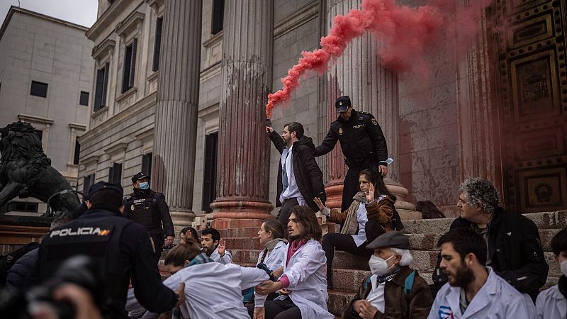 Activistas de la "rebelión científica" tiñen de rojo la fachada del Congreso contra la inacción ante el cambio climático