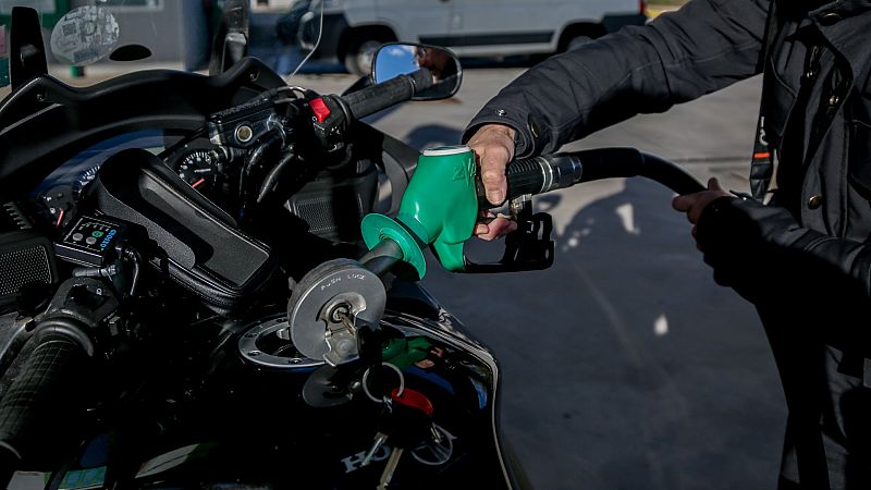 El precio de los combustibles baja unos 20 céntimos de media al recoger el descuento del Gobierno