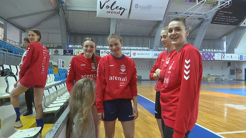 Sete xogadoras ucranas de voleibol estn acollidas polo club Emev de Lugo, que lles d manutencin e aloxamento