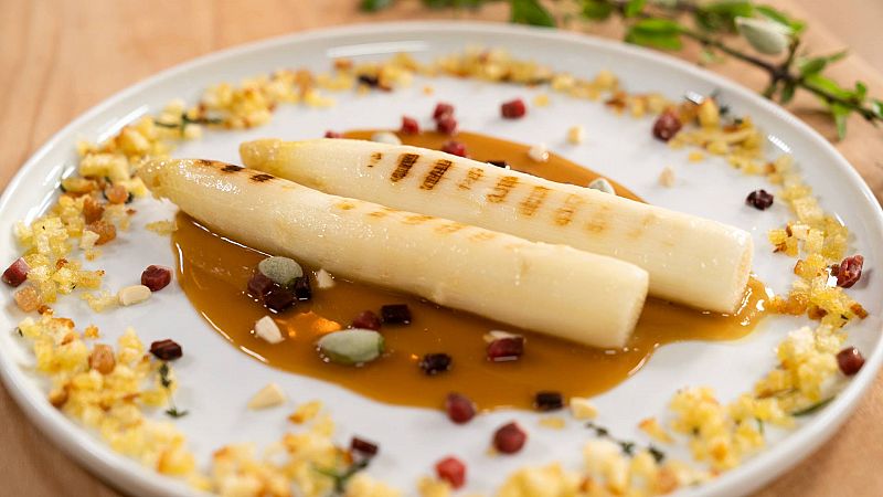 Aprende a preparar esta receta de espárragos con salsa de jamón y migas exprés de los Torres