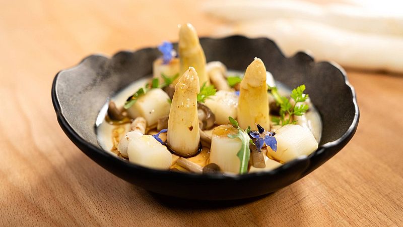 Los Torres le sacan todo el jugo a la temporada de espárragos con esta receta de royal de espárragos blancos