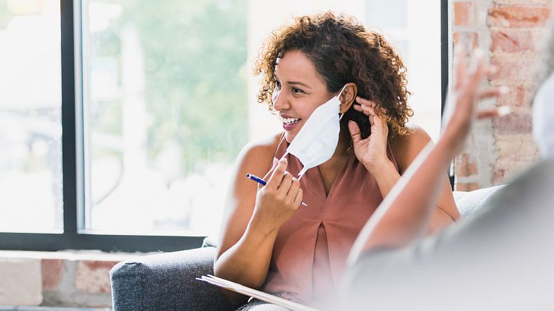 Salud, miedo o complejos: las razones para seguir llevando las mascarillas en interiores